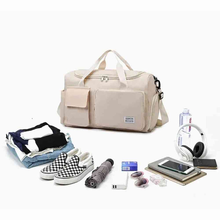 Bolsa de Academia e Viagem Feminina Multifuncional Khaki Urbanno, com roupas, sapatos xadrez, fones de ouvido e outros itens de viagem organizados ao redor, destacando sua capacidade e organização.