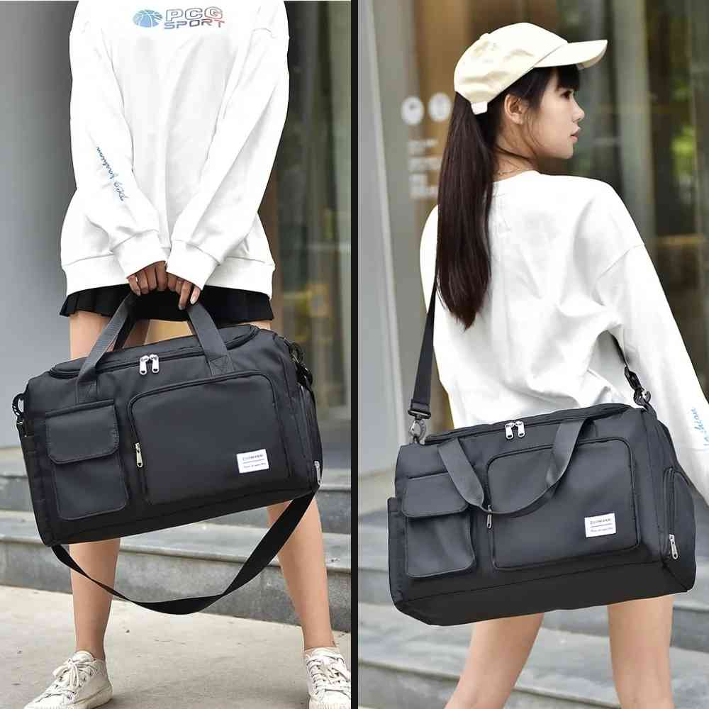 Bolsa de Academia e Viagem Feminina Multifuncional Preta Urbanno, em duas imagens: uma mulher carregando pela alça de mão e outra pela alça de ombro, demonstrando a versatilidade de uso.