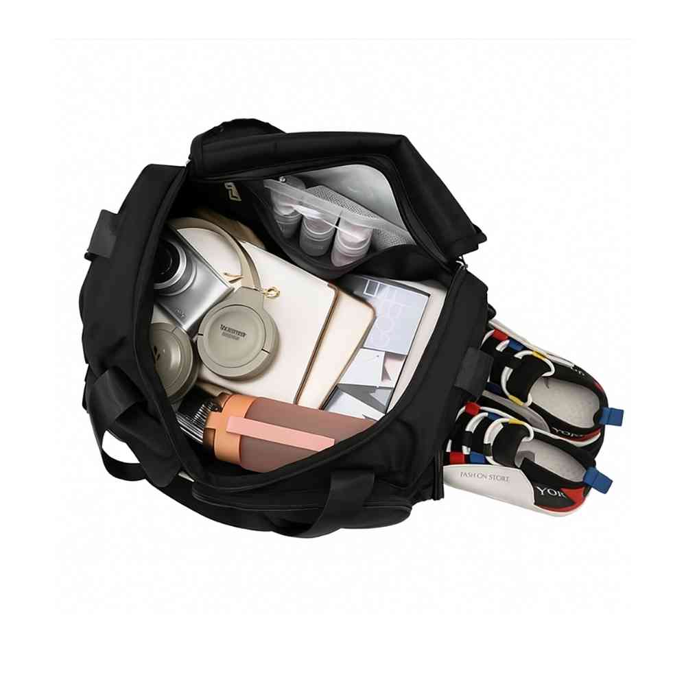 Bolsa de Academia e Viagem Feminina Multifuncional Preta Urbanno, vista interna com fones de ouvido, câmera, garrafa e outros itens, e um par de tênis no compartimento lateral, exibindo sua organização.