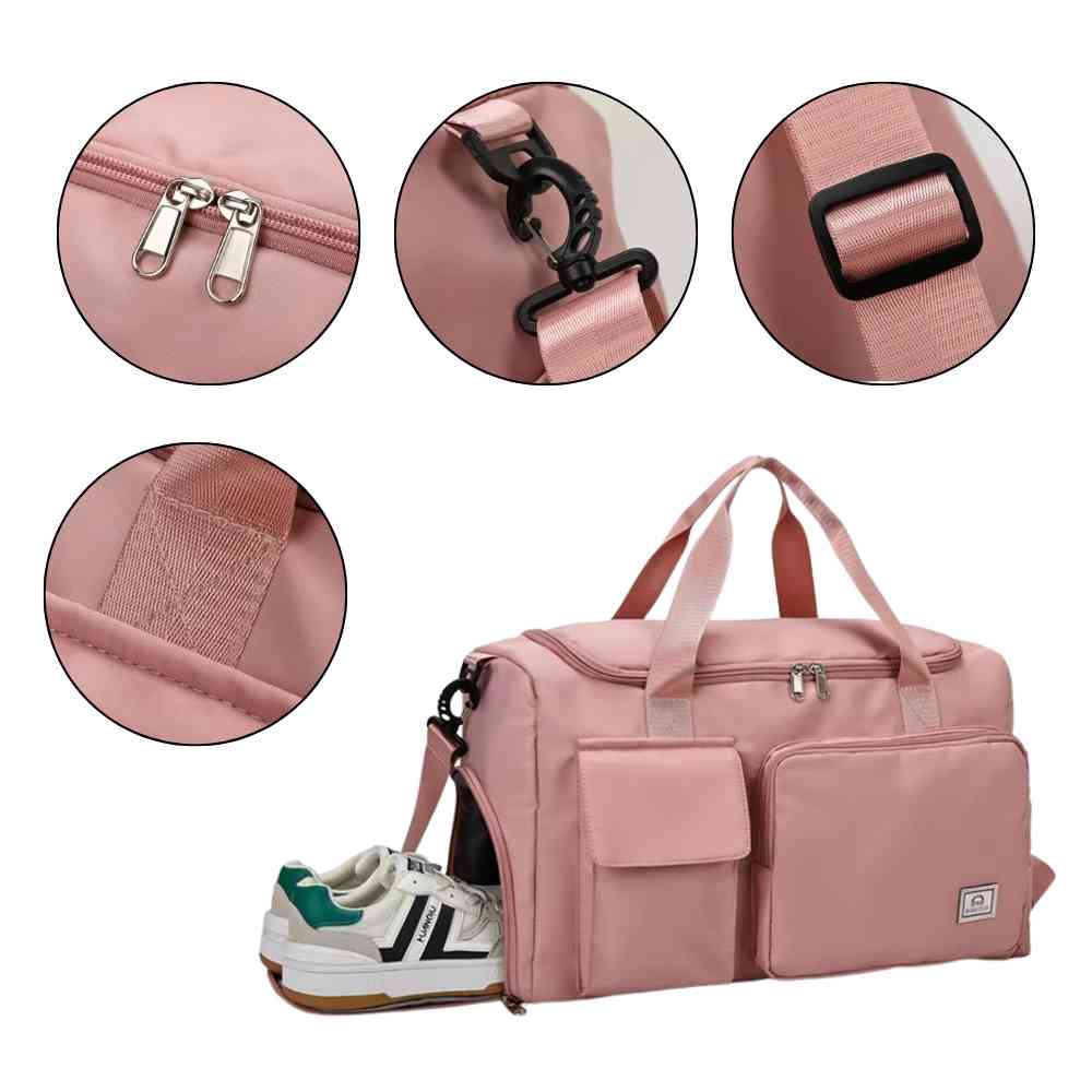 Bolsa de Academia e Viagem Feminina Multifuncional Rosa Pêssego Urbanno, com quatro círculos detalhando os puxadores do zíper, o mosquetão da alça, a fivela de ajuste e a alça de mão, além de um tênis parcialmente visível no compartimento lateral.
