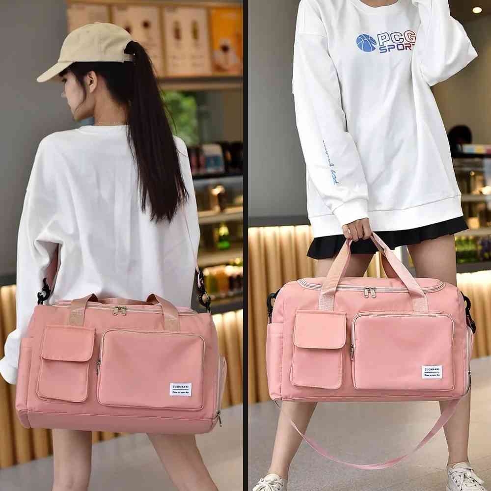 Bolsa de Academia e Viagem Feminina Multifuncional Rosa Pêssego Urbanno, em duas fotos: uma mulher carregando no ombro de costas, e outra carregando pela alça de mão, demonstrando as formas de uso.