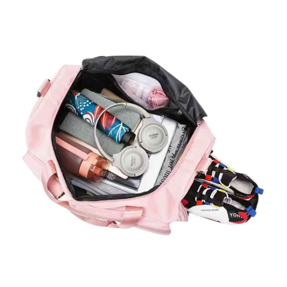 Bolsa de Academia e Viagem Feminina Multifuncional Rosa Pêssego Urbanno, vista interna com fones de ouvido, guarda-chuva, garrafa e outros itens, e um par de tênis no compartimento lateral, exibindo sua capacidade e organização.