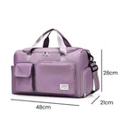 Bolsa de Academia e Viagem Feminina Multifuncional Roxa Urbanno, com linhas indicando suas dimensões de 48cm de comprimento, 28cm de altura e 21cm de profundidade.