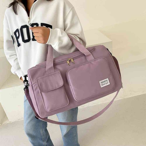 Bolsa de Academia e Viagem Feminina Multifuncional Roxa Urbanno, sendo carregada no ombro por uma pessoa com blusa clara, demonstrando seu tamanho e praticidade para o dia a dia ou viagens.