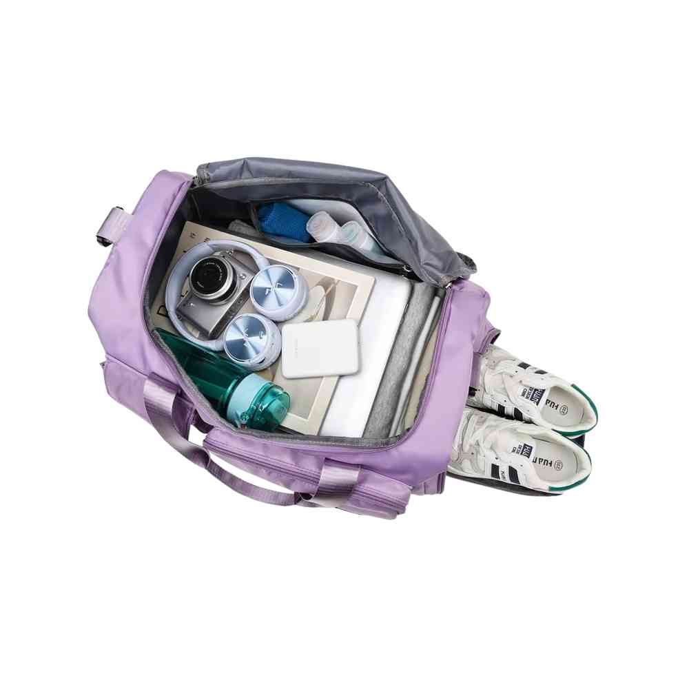 Bolsa de Academia e Viagem Feminina Multifuncional Roxa Urbanno, vista interna com fones de ouvido, câmera, garrafa e outros itens, e um par de tênis no compartimento lateral, exibindo sua organização.