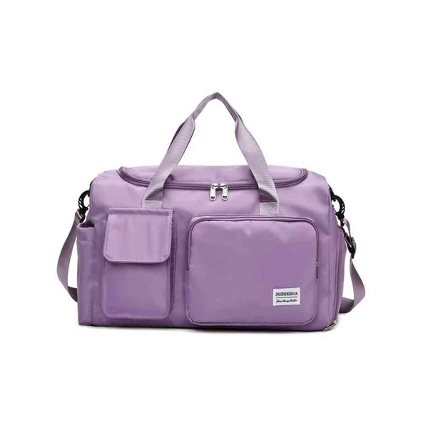 Bolsa de Academia e Viagem Feminina Multifuncional Roxa Urbanno, vista frontal, com múltiplos bolsos externos e alças roxas, destacando seu design prático e elegante.