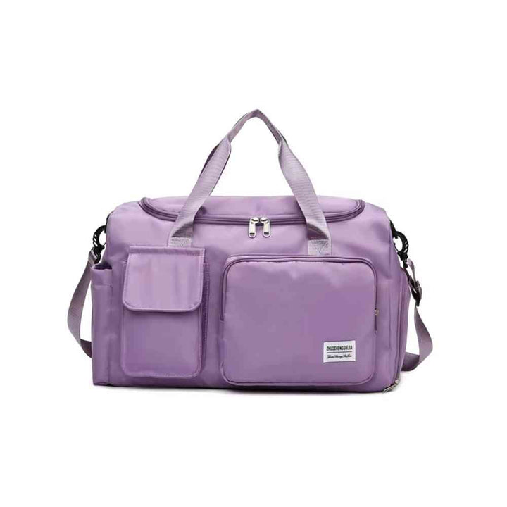 Bolsa de Academia e Viagem Feminina Multifuncional Roxa Urbanno, vista frontal, com múltiplos bolsos externos e alças roxas, destacando seu design prático e elegante.