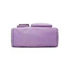 Bolsa de Academia e Viagem Feminina Multifuncional Roxa Urbanno, vista de baixo, mostrando a base da bolsa com costuras reforçadas e os compartimentos inferiores.