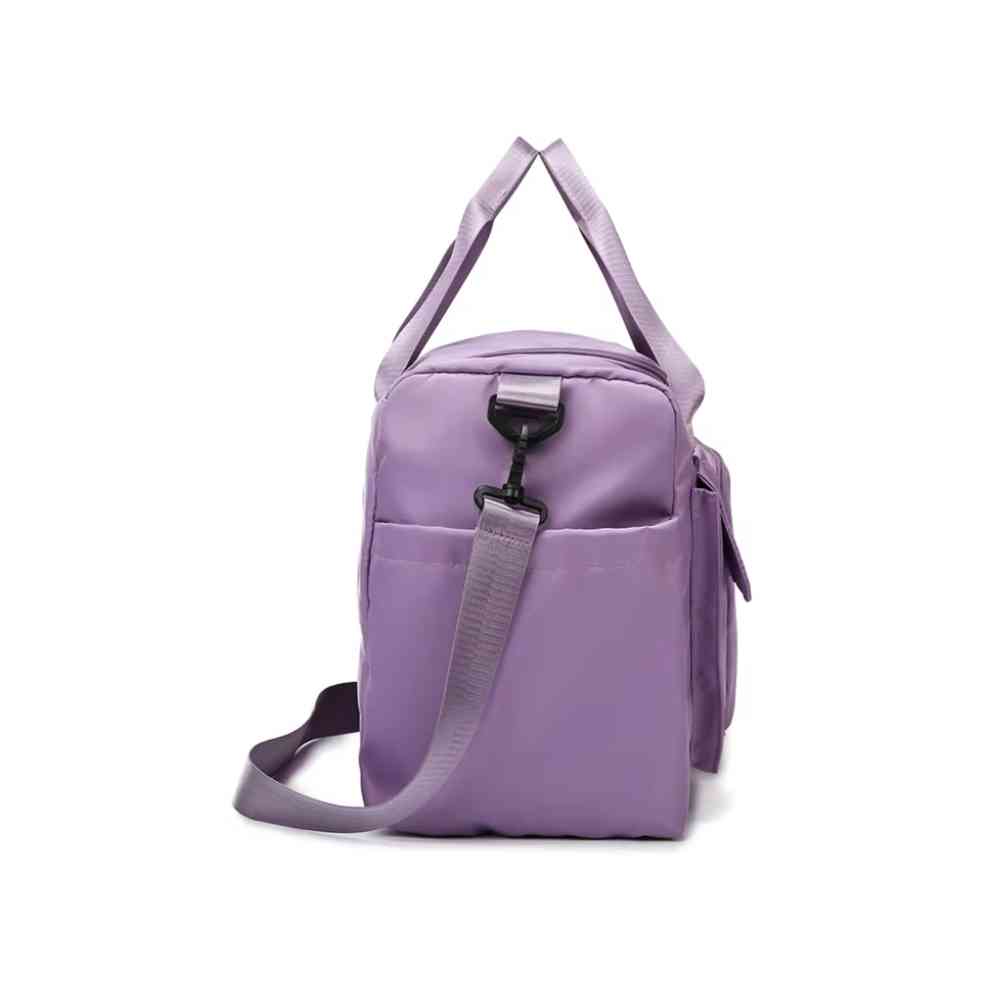 Bolsa de Academia e Viagem Feminina Multifuncional Roxa Urbanno, vista da lateral oposta, exibindo a alça de ombro destacável e os bolsos laterais fechados.