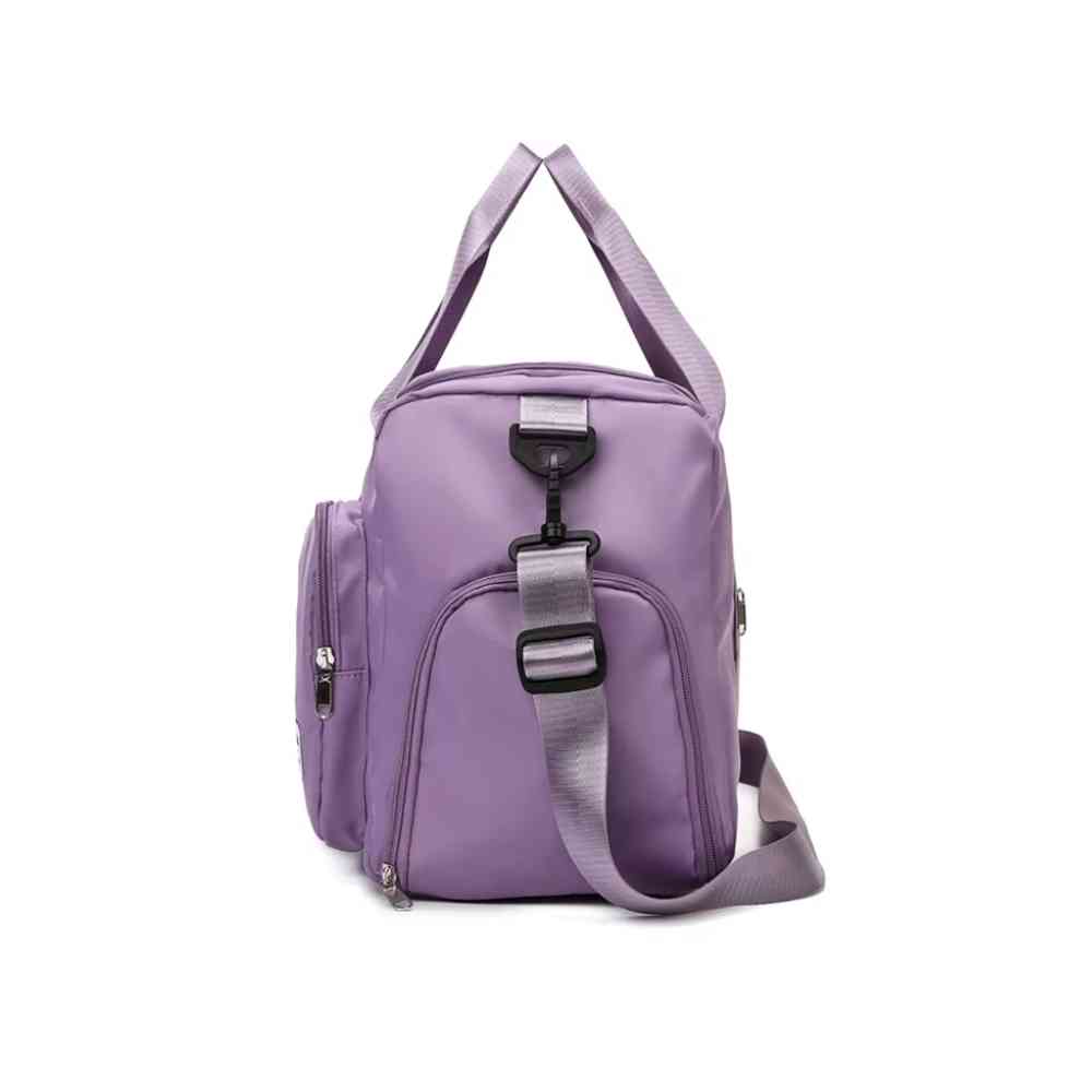 Bolsa de Academia e Viagem Feminina Multifuncional Roxa Urbanno, vista lateral, com alça de ombro ajustável e zíperes, destacando o design compacto e os bolsos externos.