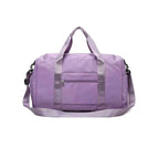 Bolsa de Academia e Viagem Feminina Multifuncional Roxa Urbanno, vista traseira, com alças de mão e alça de ombro estendida, exibindo o bolso frontal na parte de trás.