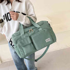 Bolsa de Academia e Viagem Feminina Multifuncional Verde Urbanno, sendo carregada no ombro por uma pessoa com blusa clara, demonstrando seu tamanho e praticidade para uso diário ou viagens.