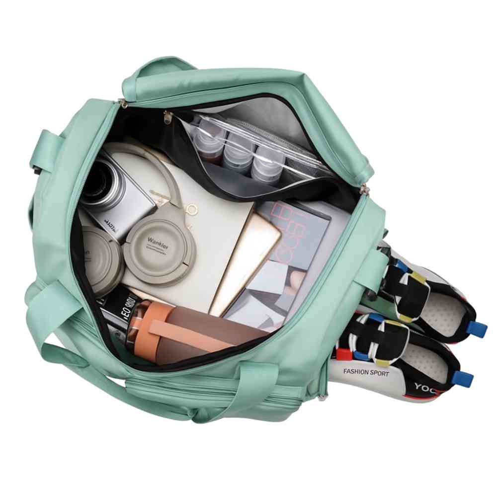 Bolsa de Academia e Viagem Feminina Multifuncional Verde Urbanno, vista interna com fones de ouvido, câmera, garrafa e outros itens, e um par de tênis no compartimento lateral, exibindo sua organização.