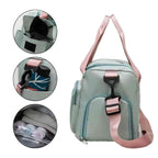 Bolsa de Academia e Viagem Feminina Multifuncional Verde Menta com Alça Rosa Urbanno, vista lateral com alças rosas e detalhes em verde menta, com três círculos mostrando bolsos laterais com óculos e guarda-chuva, e compartimento interno com organizadores.