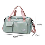 Bolsa de Academia e Viagem Feminina Multifuncional Verde Menta com Alça Rosa Urbanno, com linhas indicando suas dimensões de 48cm de comprimento, 28cm de altura e 21cm de profundidade.