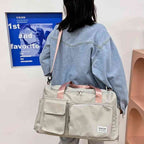 Bolsa de Academia e Viagem Feminina Multifuncional Verde Menta com Alça Rosa Urbanno, sendo usada nas costas como uma mochila por uma mulher de jaqueta jeans, ilustrando sua versatilidade e conforto para carregar.