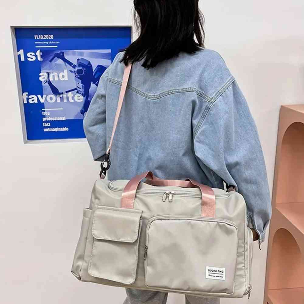 Bolsa de Academia e Viagem Feminina Multifuncional Verde Menta com Alça Rosa Urbanno, sendo usada nas costas como uma mochila por uma mulher de jaqueta jeans, ilustrando sua versatilidade e conforto para carregar.