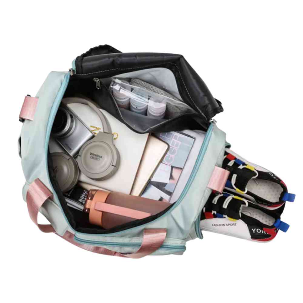 Bolsa de Academia e Viagem Feminina Multifuncional Verde Menta com Alça Rosa Urbanno, vista interna com fones de ouvido, câmera, garrafa e roupas, e um par de tênis no compartimento lateral, exibindo sua organização interna.