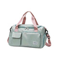 Bolsa de Academia e Viagem Feminina Multifuncional Verde Menta com Alça Rosa Urbanno, vista frontal, exibindo múltiplos bolsos externos, alças e alça de ombro rosa, com detalhes em verde menta.