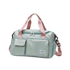 Bolsa de Academia e Viagem Feminina Multifuncional Verde Menta com Alça Rosa Urbanno, vista frontal, exibindo múltiplos bolsos externos, alças e alça de ombro rosa, com detalhes em verde menta.