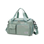 Bolsa de Academia e Viagem Feminina Multifuncional Verde Urbanno, vista frontal, com múltiplos bolsos externos e alças verdes, destacando seu design prático e elegante.