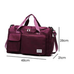 Bolsa de Academia e Viagem Feminina Multifuncional Vinho Urbanno, com linhas indicando suas dimensões de 48cm de comprimento, 28cm de altura e 21cm de profundidade.
