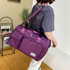 Bolsa de Academia e Viagem Feminina Multifuncional Vinho Urbanno, sendo usada nas costas por uma mulher, demonstrando o ajuste da alça e o volume da bolsa em uso.