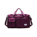 Bolsa de Academia e Viagem Feminina Multifuncional Vinho Urbanno, vista frontal, com múltiplos bolsos externos e alças, destacando seu design prático e elegante.