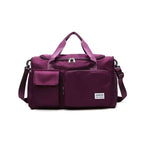 Bolsa de Academia e Viagem Feminina Multifuncional Vinho Urbanno, vista frontal, com múltiplos bolsos externos e alças, destacando seu design prático e elegante.