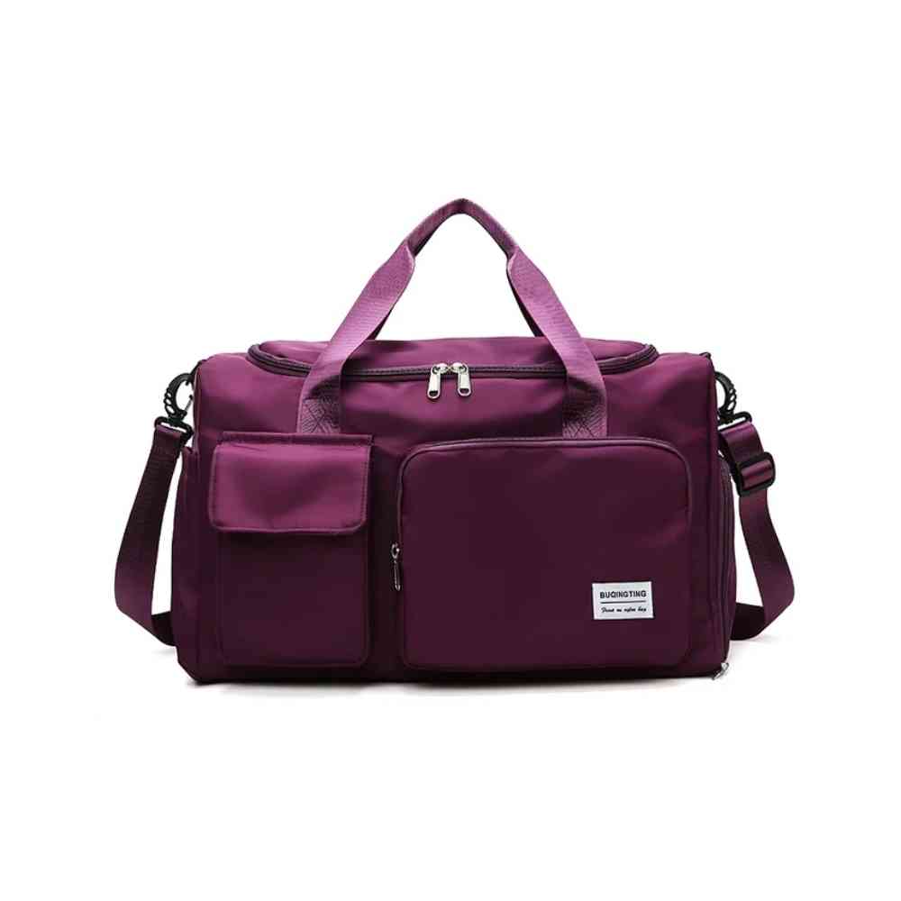 Bolsa de Academia e Viagem Feminina Multifuncional Vinho Urbanno, vista frontal, com múltiplos bolsos externos e alças, destacando seu design prático e elegante.