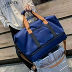 Bolsa de Academia e Viagem Grande com Compartimento de Sapatos Azul Urbanno, acoplada à alça retrátil de uma mala de viagem prateada, demonstrando sua praticidade para transporte em aeroportos e viagens.