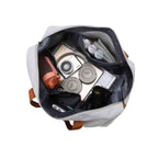 Bolsa de Academia e Viagem Grande com Compartimento de Sapatos Cinza Urbanno, vista interna com diversos itens organizados como fones de ouvido, garrafa e eletrônicos, demonstrando a ampla capacidade.