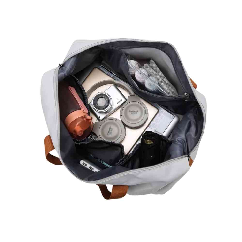 Bolsa de Academia e Viagem Grande com Compartimento de Sapatos Cinza Urbanno, vista interna com diversos itens organizados como fones de ouvido, garrafa e eletrônicos, demonstrando a ampla capacidade.