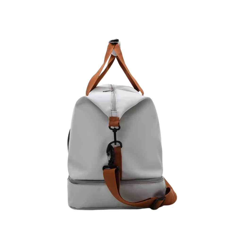 Bolsa de Academia e Viagem Grande com Compartimento de Sapatos Cinza Urbanno, vista lateral, destacando as alças marrons e o design compacto, ideal para viagens.