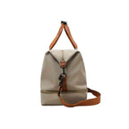 Bolsa de Academia e Viagem Grande com Compartimento de Sapatos Khaki Urbanno, vista lateral, com foco nas alças marrons e no design funcional com múltiplos zíperes.