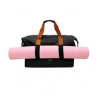 Bolsa de Academia e Viagem Grande com Compartimento de Sapatos Preta Urbanno, vista frontal, com um colchonete de yoga rosa preso na parte externa, demonstrando sua funcionalidade extra para atletas.