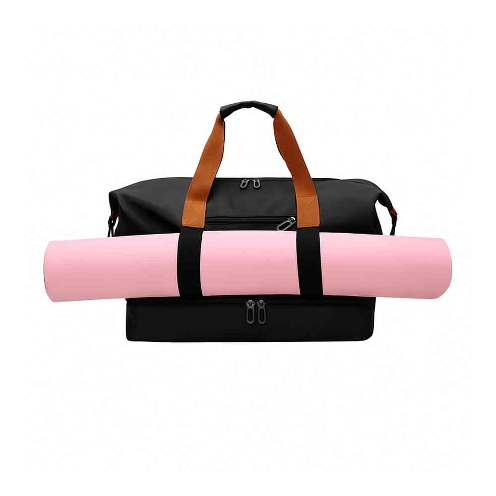 Bolsa de Academia e Viagem Grande com Compartimento de Sapatos Preta Urbanno, vista frontal, com um colchonete de yoga rosa preso na parte externa, demonstrando sua funcionalidade extra para atletas.