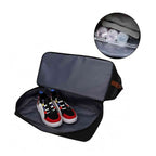 Bolsa de Academia e Viagem Grande com Compartimento de Sapatos Preta Urbanno, aberta, mostrando um par de tênis no compartimento inferior e um círculo ampliando garrafas de água no compartimento principal.