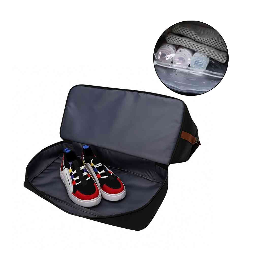 Bolsa de Academia e Viagem Grande com Compartimento de Sapatos Preta Urbanno, aberta, mostrando um par de tênis no compartimento inferior e um círculo ampliando garrafas de água no compartimento principal.