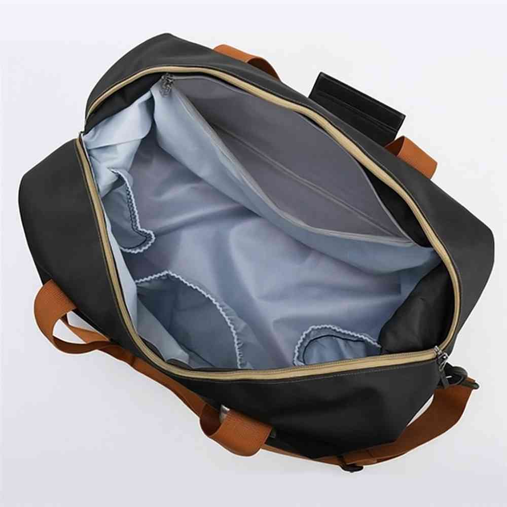Bolsa de Academia e Viagem Grande com Compartimento de Sapatos Preta Urbanno, vista interna com a abertura superior, mostrando o amplo espaço e bolsos organizadores.
