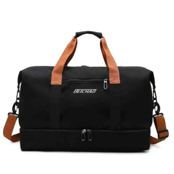 Bolsa de Academia e Viagem Grande com Compartimento de Sapatos Preta Urbanno, vista frontal, com zíper superior aberto, mostrando a profundidade e as alças de mão marrons.