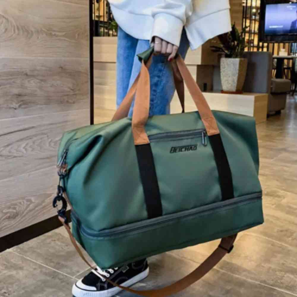 Bolsa de Academia e Viagem Grande com Compartimento de Sapatos Verde Urbanno, sendo carregada por uma pessoa, demonstrando o tamanho e a versatilidade do transporte.