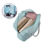 Bolsa de Academia e Viagens Dobrável Verde Água Urbanno, aberta mostrando roupas enroladas em seu interior, e um círculo no canto superior com a bolsa acoplada a uma mala de viagem.