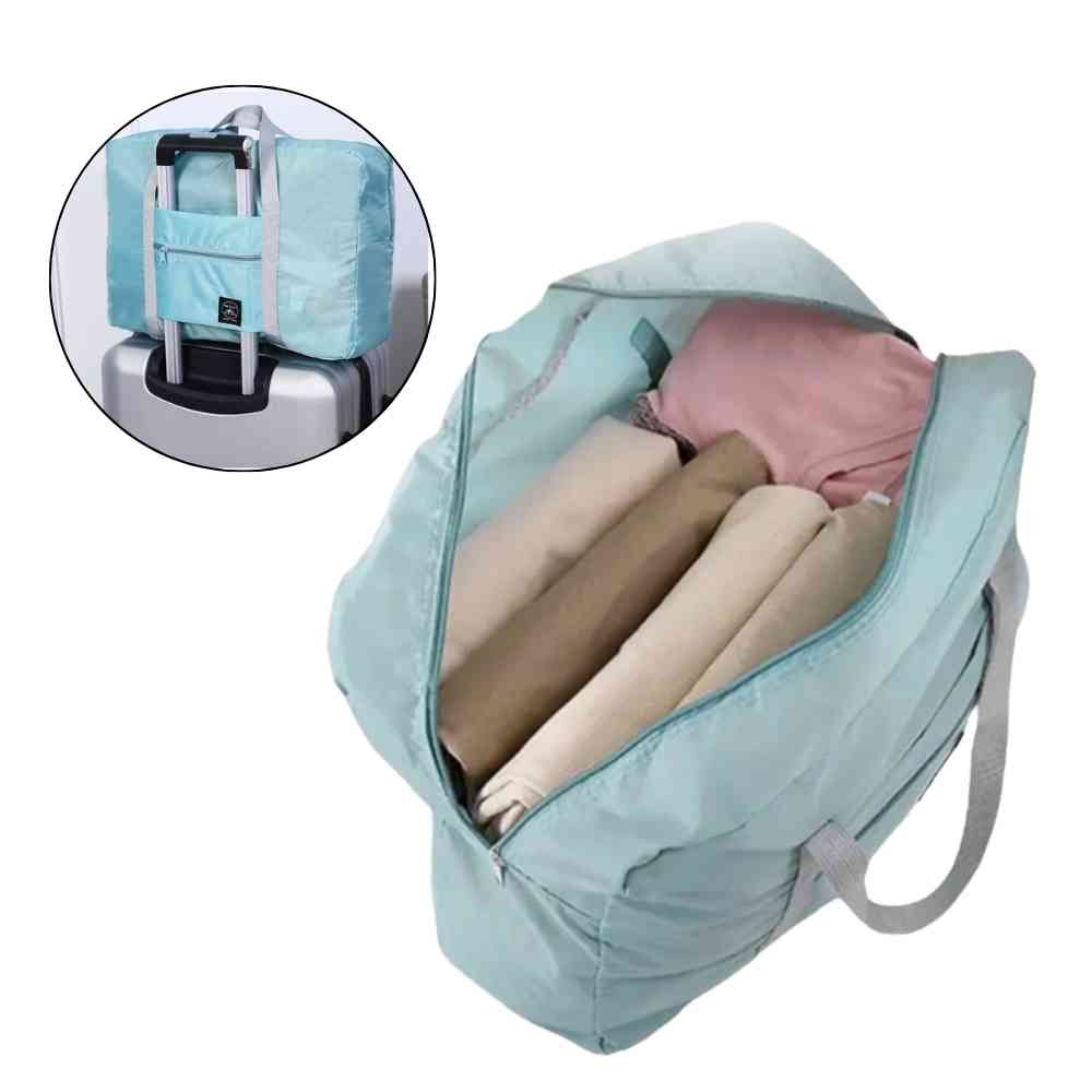 Bolsa de Academia e Viagens Dobrável Verde Água Urbanno, aberta mostrando roupas enroladas em seu interior, e um círculo no canto superior com a bolsa acoplada a uma mala de viagem.