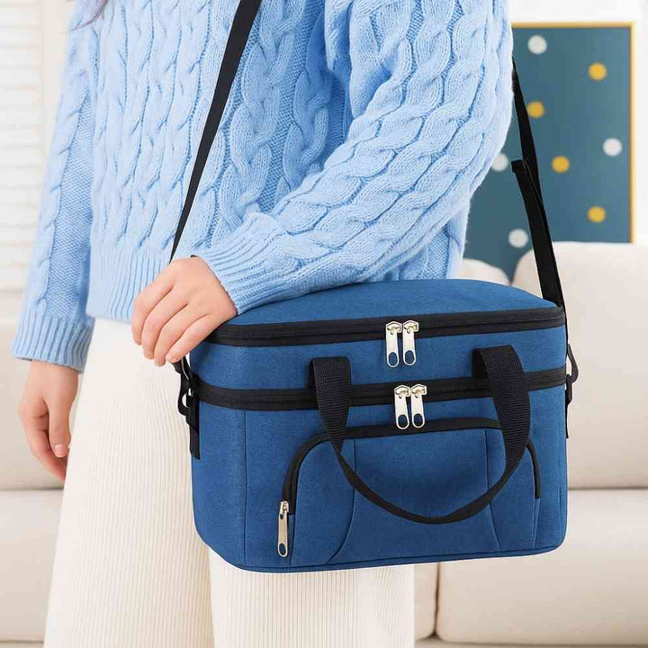 Mulher usando a Bolsa Térmica Grande para Marmita com Duplo Compartimento 10L Urbanno azul no ombro, demonstrando o transporte prático e ergonômico para o dia a dia urbanno