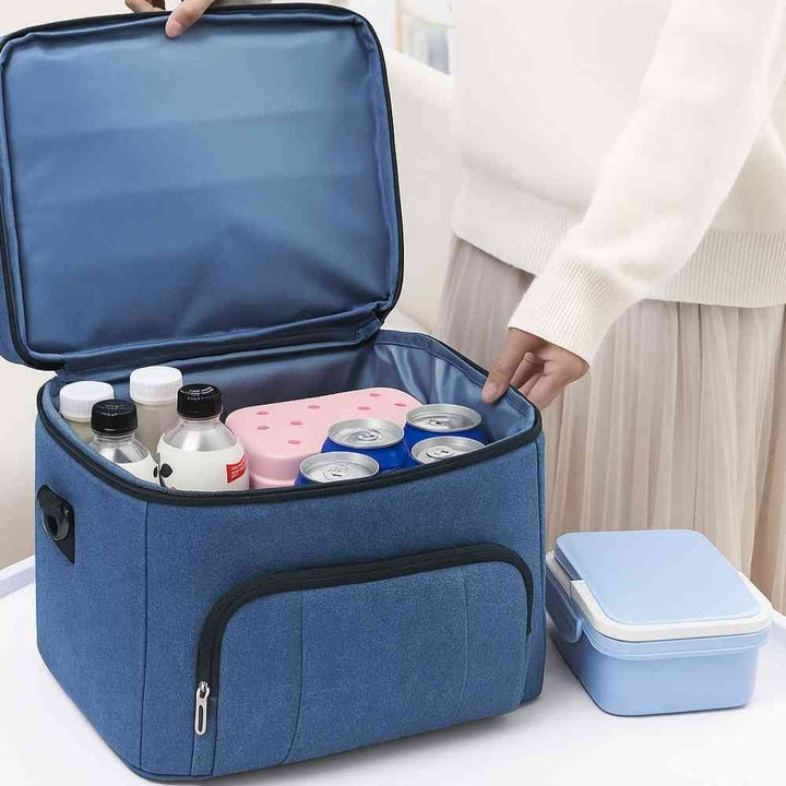 Bolsa Térmica Grande para Marmita com Duplo Compartimento 10L Urbanno azul, aberta mostrando o compartimento superior cheio de bebidas e potes, destacando a capacidade de armazenamento urbanno