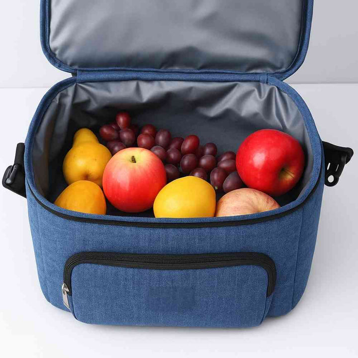 Bolsa Térmica Grande para Marmita com Duplo Compartimento 10L Urbanno azul, aberta mostrando o compartimento superior cheio de frutas frescas como maçãs, uvas e peras, ideal para lanches saudáveis urbanno