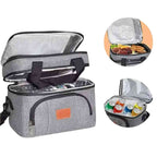 Bolsa Térmica Grande para Marmita com Duplo Compartimento 10L Urbanno cinza, aberta mostrando refeição completa no compartimento superior e latas de bebida no inferior, destacando versatilidade para diferentes tipos de alimentos urbanno