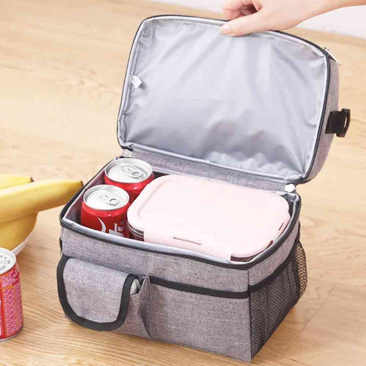 Bolsa Térmica Grande para Marmita com Duplo Compartimento 10L Urbanno cinza, aberta mostrando o compartimento superior com latas de bebida e uma marmita, destacando a capacidade de organização para refeições completas urbanno