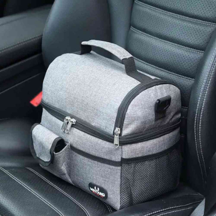 Bolsa Térmica Grande para Marmita com Duplo Compartimento 10L Urbanno cinza, posicionada no banco de carro, demonstrando facilidade de transporte para viagens ou dia a dia urbanno